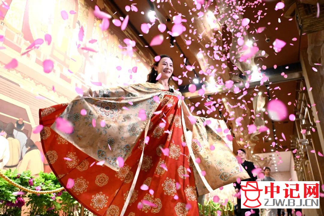 △游客体验花瓣雨,资料图片